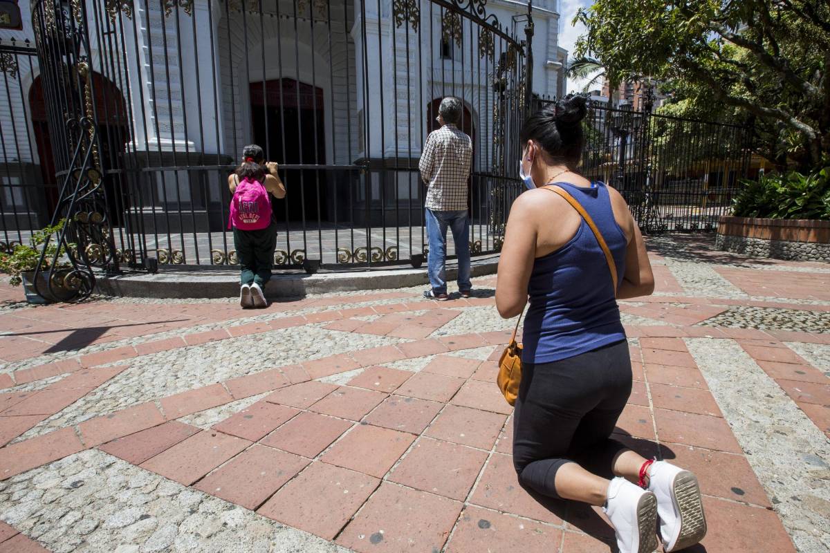 “La fe está en tu corazón”, dice una devota ante el templo de Santa Ana, en el municipio de Sabaneta. FOTO JULIO HERRERA