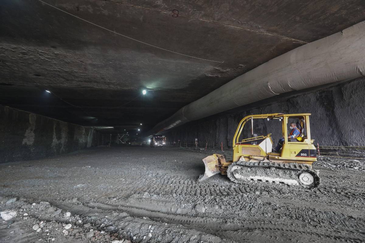 Desde la entrada norte ya se removieron 200 metros lineales; mientras que desde el costado sur, donde empezaron los trabajos la semana pasada, la cuenta va en 25 metros. FOTO MANUEL SALDARRIAGA