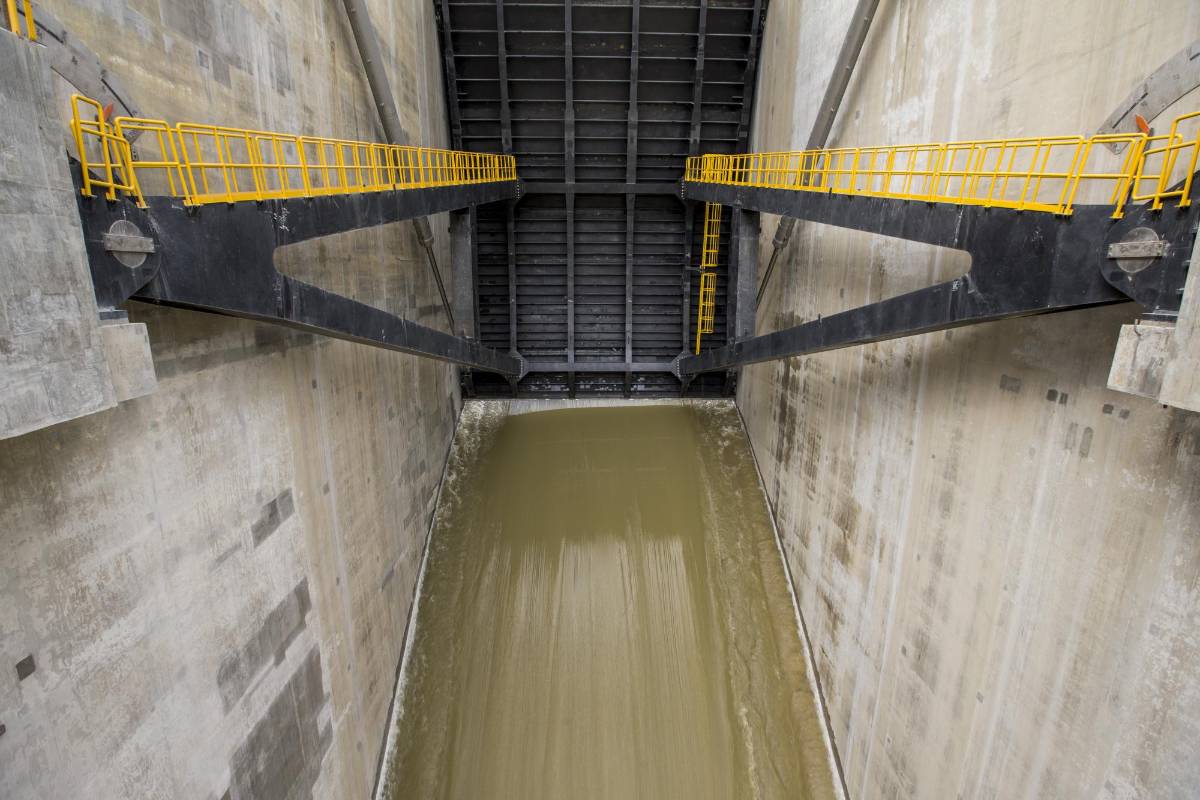 Por el momento solo se dio apertura a una sola compuerta de las cuatro que tiene el embalse. Foto Jaime Pérez