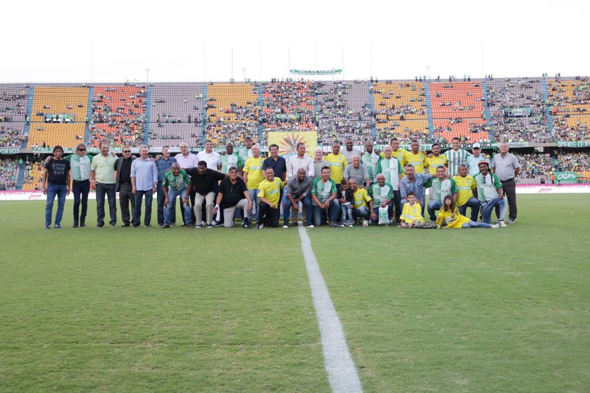 Exjugadores del equipo visitaron el Atanasio Girardot antes del partido Nacional vs. Once Caldas. FOTO CORTESÍA 