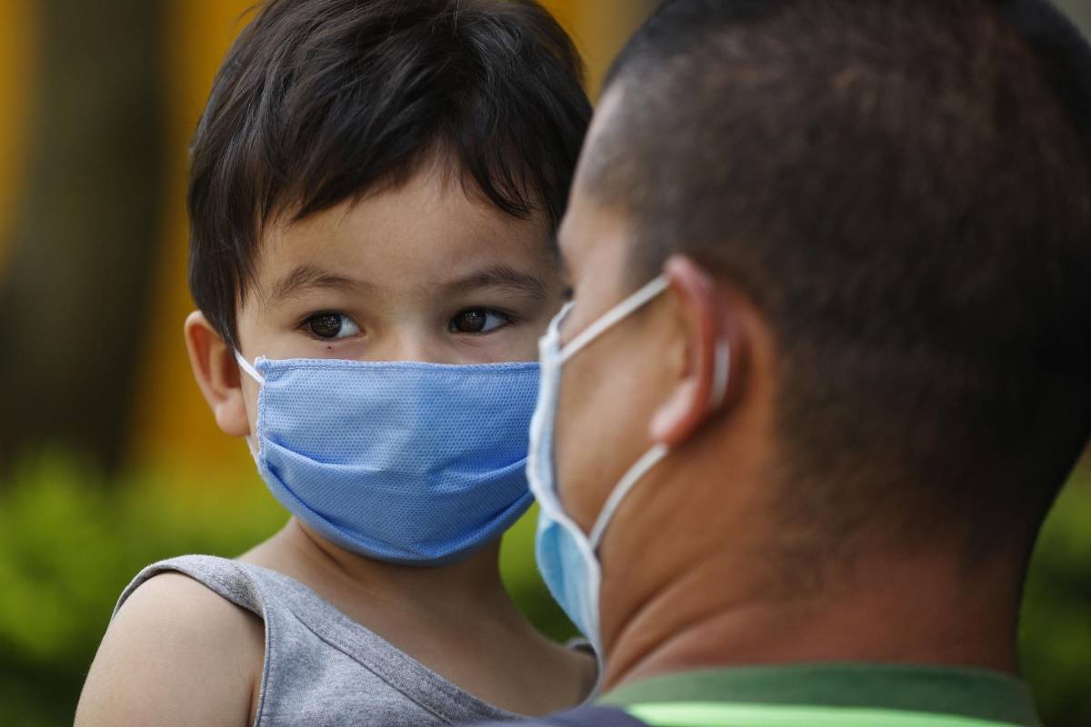 Los niños en la semana podrán salir tres veces de su casa por espacio de 30 minutos, siempre acompañados de un adulto responsable. Foto Manuel Saldarriaga Quintero.