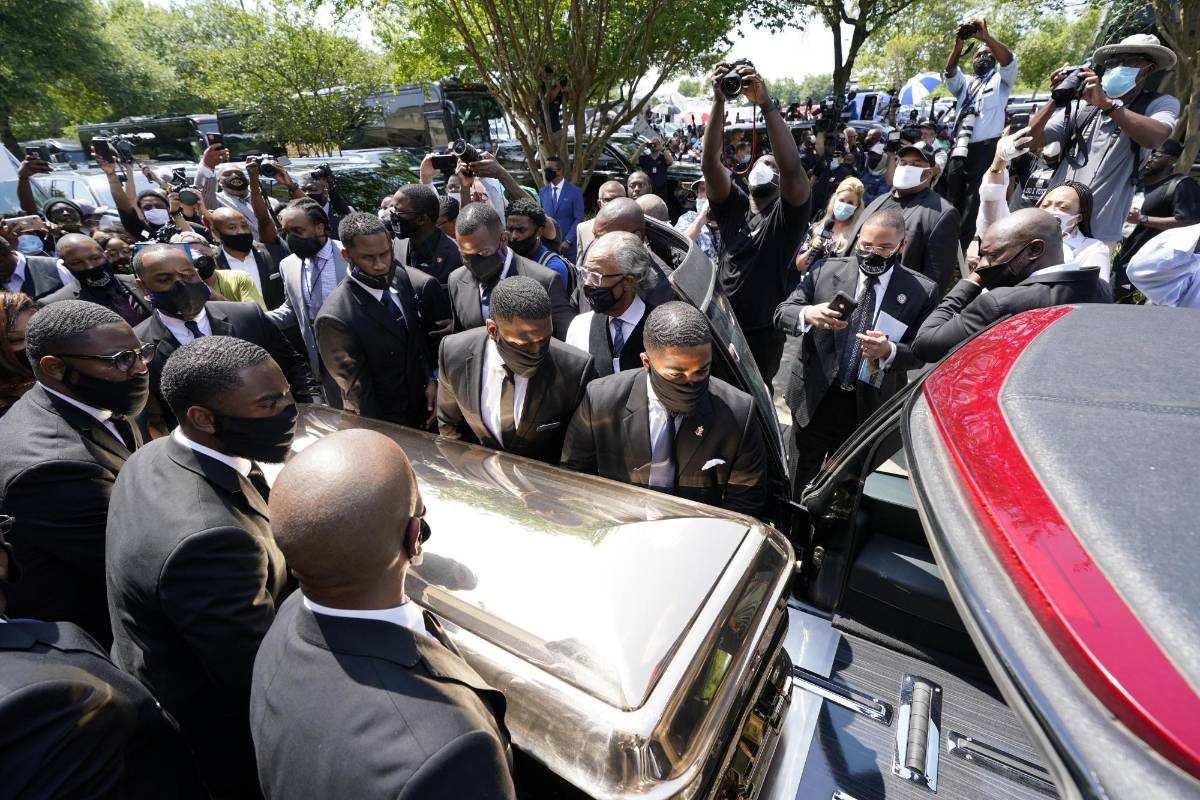 En Minneapolis le dieron el último adiós a George Floyd, quién tras su muerte a manos de la policía causó una ola de indignación en Estados Unidos por los casos de abuso policial y racismo. Foto: AFP