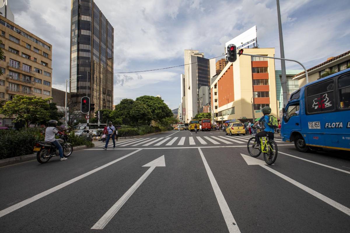 La Empresa de Desarrollo Urbano (EDU) presentó la nueva cara de esta vía, estratégica para el Centro, hecha con materiales que permiten el drenaje de aguas superficiales y la reducción del ruido. FOTO EDWIN BUSTAMANTE