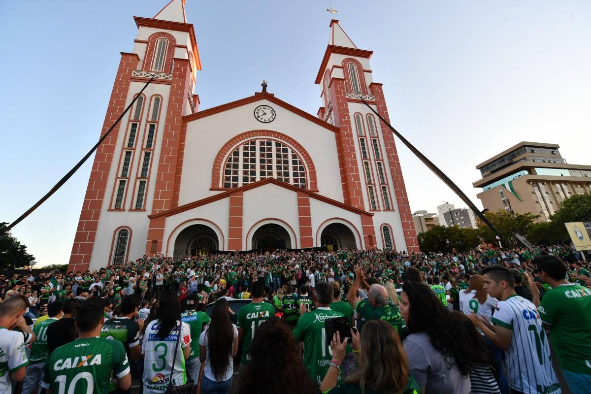 Seguidores y personas cercanas de los jugadores de Chapecoense muertos en la tragedia en Antioquia realizaron una misa por las víctimas que tuvo una participación masiva en Chapecó, Santa Katarina. FOTO AFP