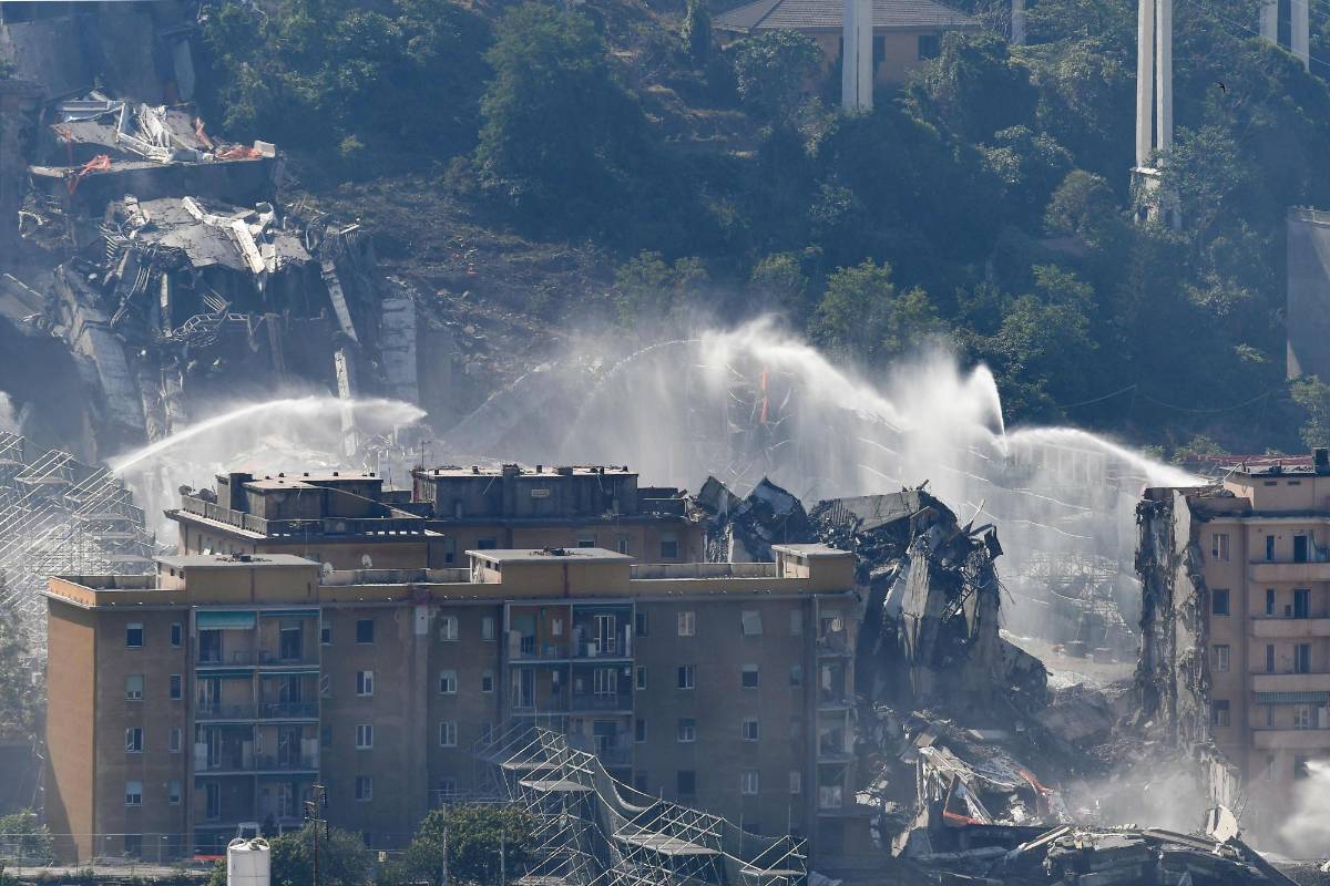 Se dispusieron depósitos de agua y cañones de irrigación en el sector para establecer un muro de agua con tal de evitar la dispersión de polvo hasta la ciudad. FOTO AFP