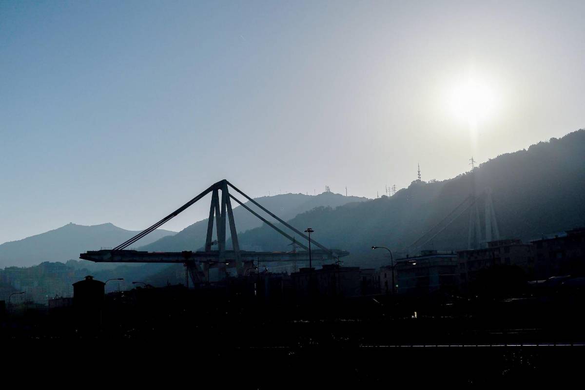 El 14 de agosto de 2018, una parte del puente Morandi, cuyo nombre proviene del arquitecto que lo creó en los años 1960, se hundió de forma repentina, arrastrando con él vehículos y pasajeros. FOTO EFE