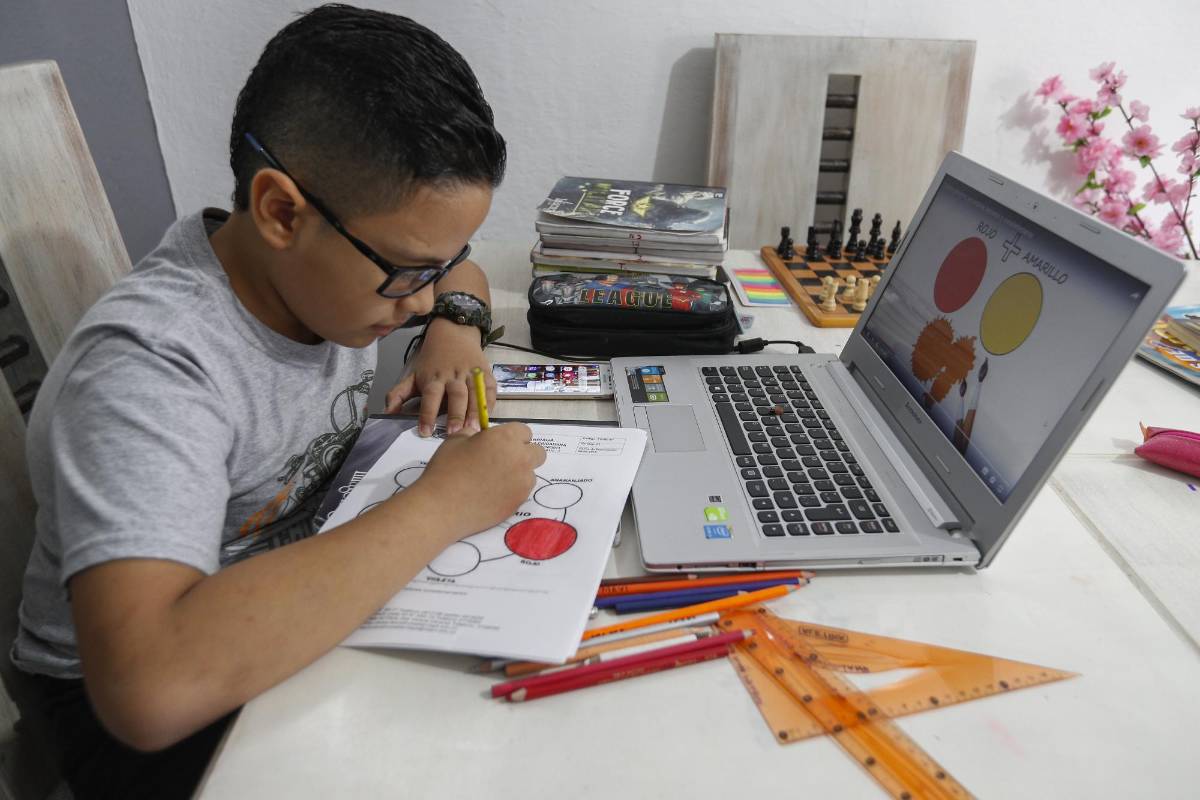 Diferentes formas y espacios utilizan hoy por hoy muchos niños, adolescentes y jóvenes para cumplir con la jornada educativa desde sus casas, ante la pandemia por covid-19, que postergó el regreso a las aulas educativas. FOTO MANUEL SALDARRIAGA QUINTERO