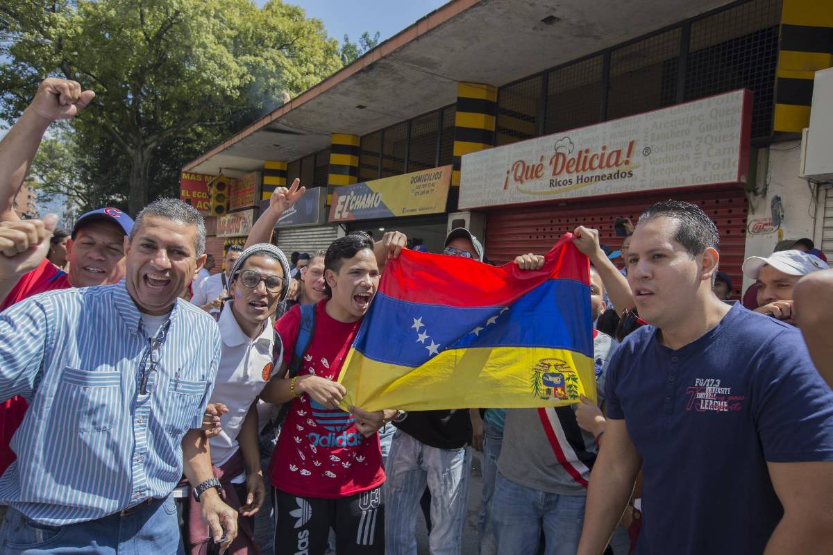 Centenares de venezolanos llegaron a votar desde temprano. FOTO DONALDO ZULUAGA 