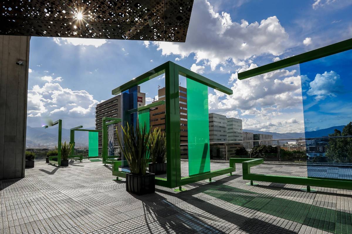 La Obra del artista Iván Hurtado, geometría fragmentada se puede apreciar en la terraza del cuarto piso del Mamm. Foto: Jaime Pérez