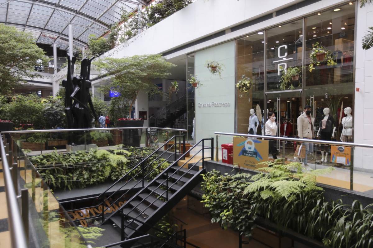 En el Valle del Aburrá continúa gradualmente la ocupación de más del 80 % de los centros comerciales con compradores y usuarios. FOTO EDWIN BUSTAMANTE