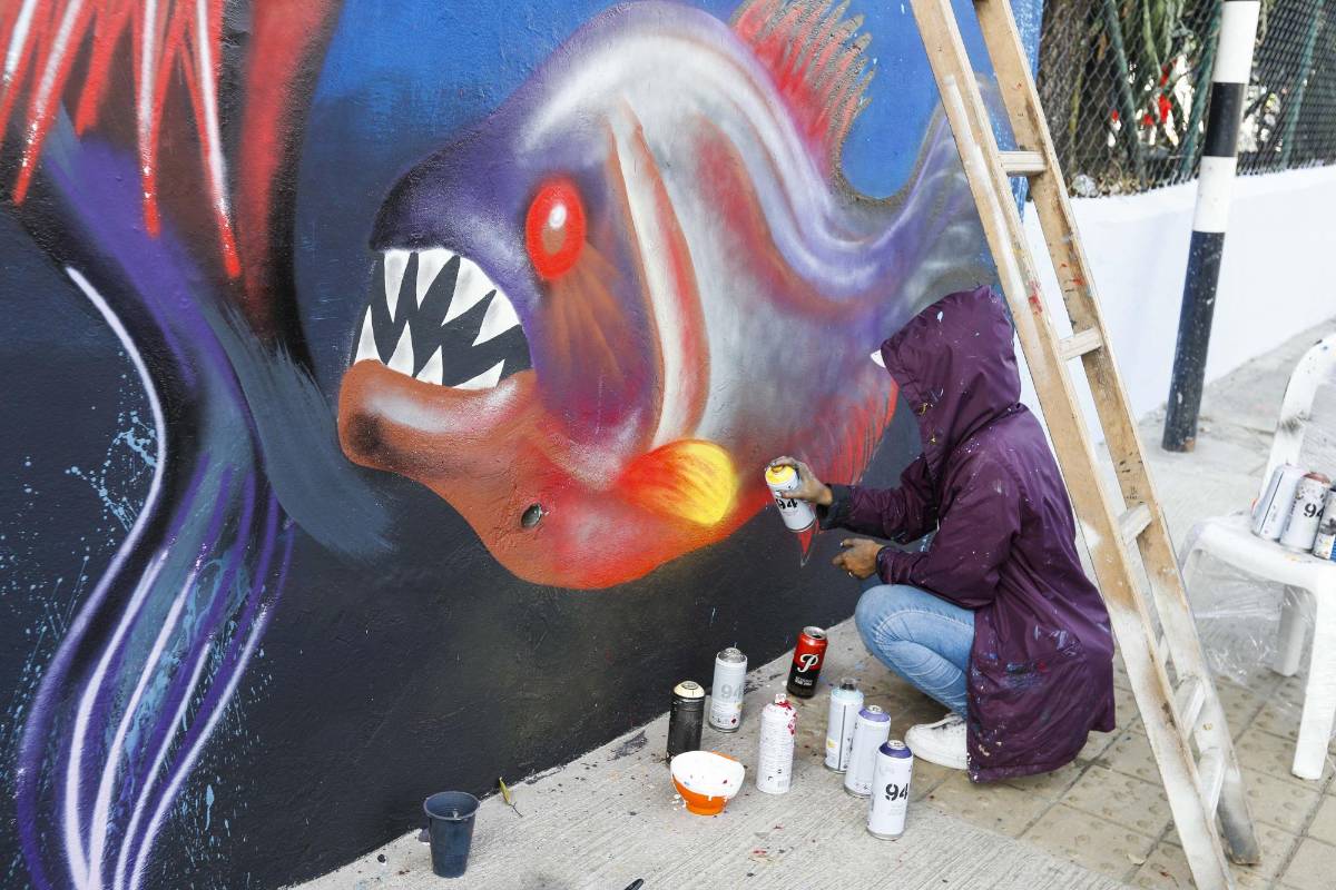 23 artistas urbanos tomaron sus aerosoles y brochas para darle color a la avenida Guayabal en el festival de grafiti de Comfenalco, Medellín. La temática de este año fue aquellos animales indeseados por ciertas personas que los consideran como “plagas” pero que son importantes para el ecosistema. Foto: Manuel Saldarriaga Quintero.