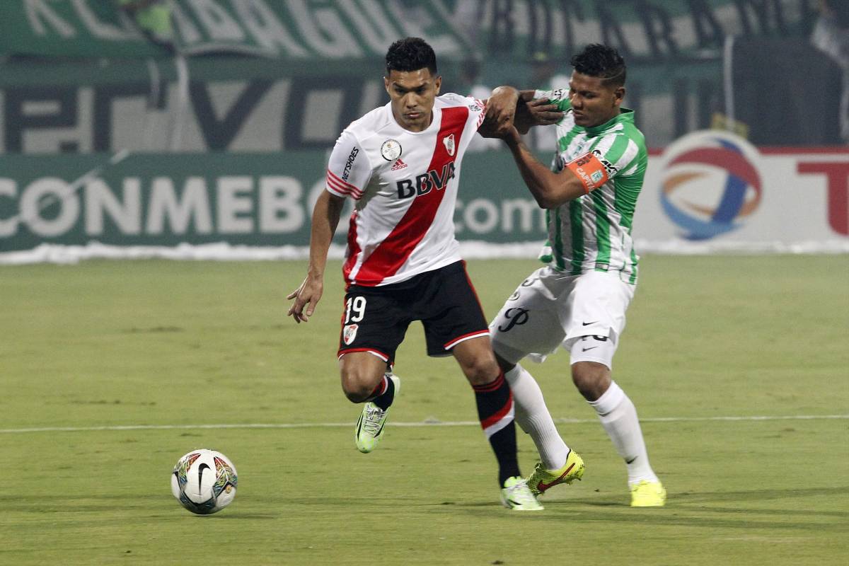 Teófilo Gutiérrez ante el capitán verde Alexánder Mejía. FOTO JULIO CÉSAR HERRERA