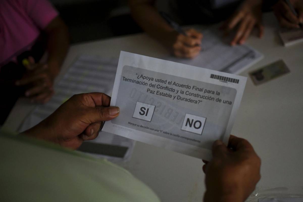 Los colombianos deberán responder con un “sí” o un “no” a la pregunta “¿Apoya usted el acuerdo final para la terminación del conflicto y la construcción de una paz estable y duradera?”, con la cual el Gobierno busca que la población valide el acuerdo de paz con las Farc firmado el lunes pasado en Cartagena de Indias. FOTO AFP