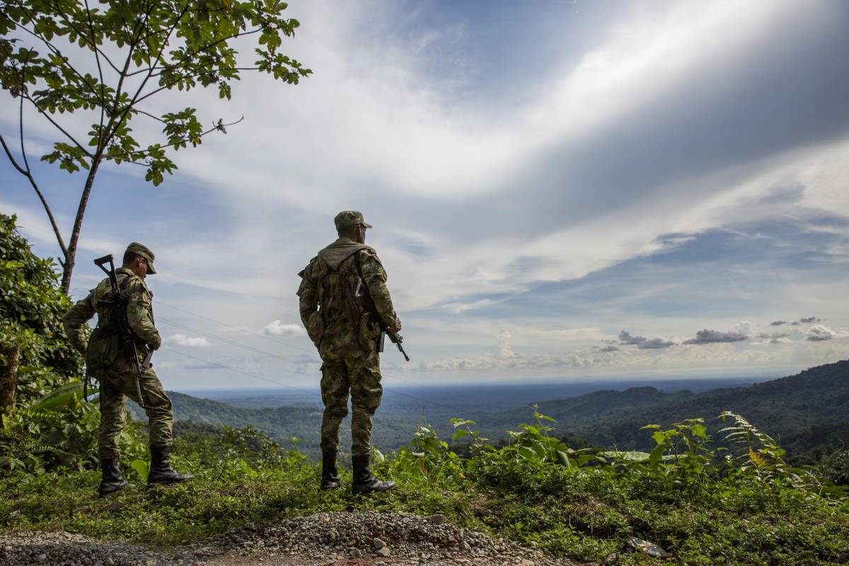 Soldados patrullan la vía a Quibdó. Foto Edwin Bustamante