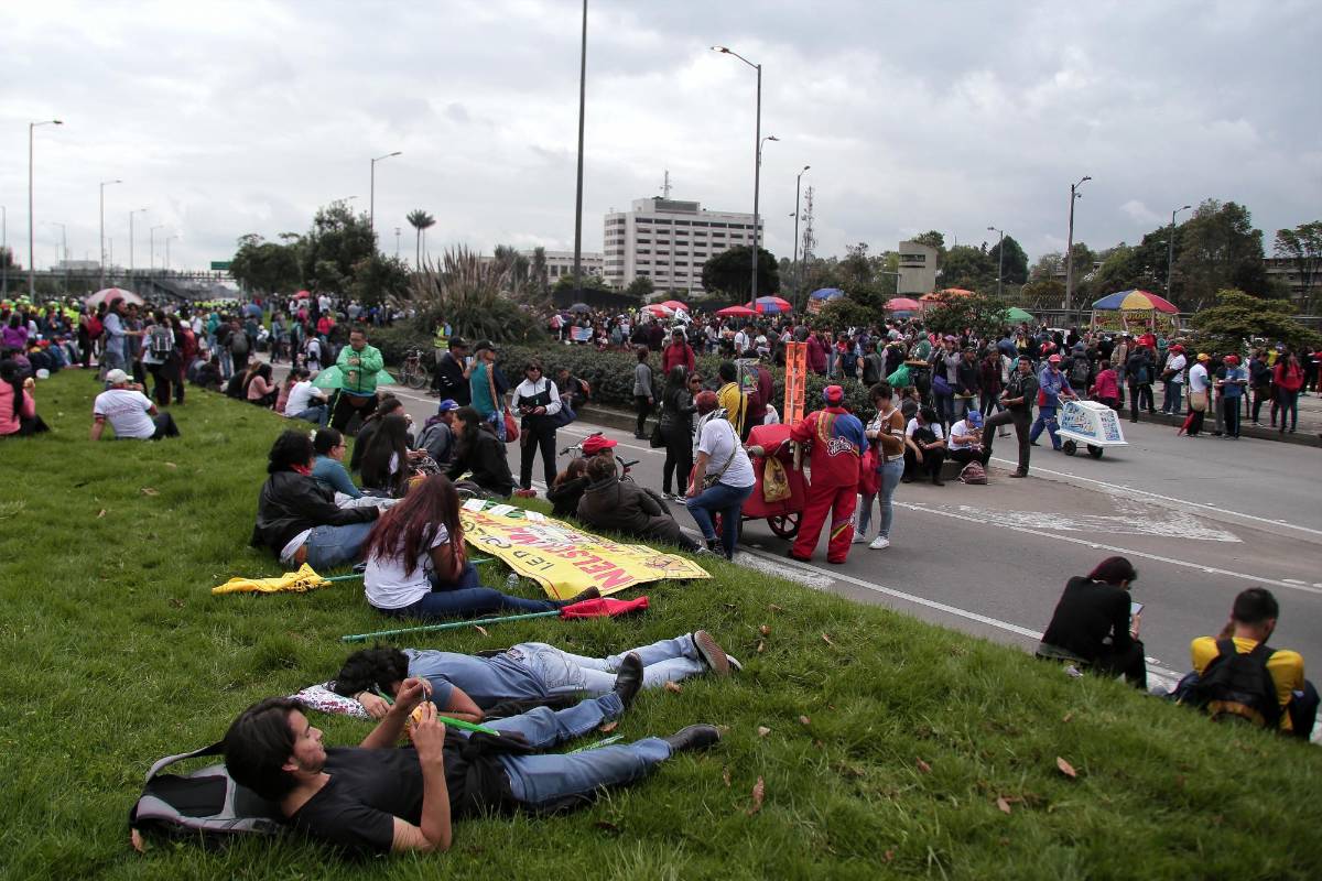 “Una de nuestras mayores preocupaciones es la infraestructura en las aulas que hoy es un peligro para los niños y se está haciendo caso omiso de esa alerta”, dijo Tarcisio Mora, vocero de la Federación Colombiana de los Trabajadores de la Educación (Fecode).