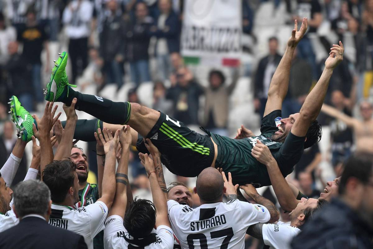 Sus compañeros realizaron la ronda y lanzaron al aire al arquero que fue ovacionado por los hinchas.FOTO AFP