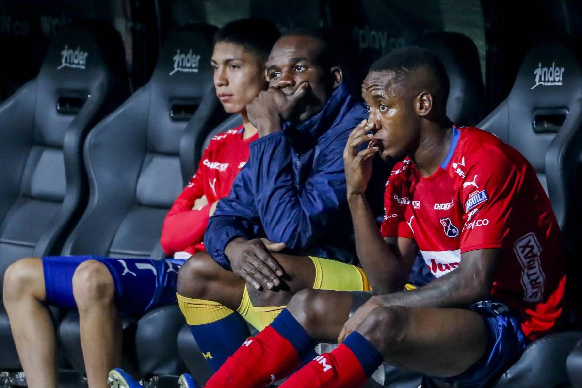Los jugadores encargados de sacar el equipo de este mal momento también reflejan su desconsuelo ante lo que sucede. Foto Jaime Pérez