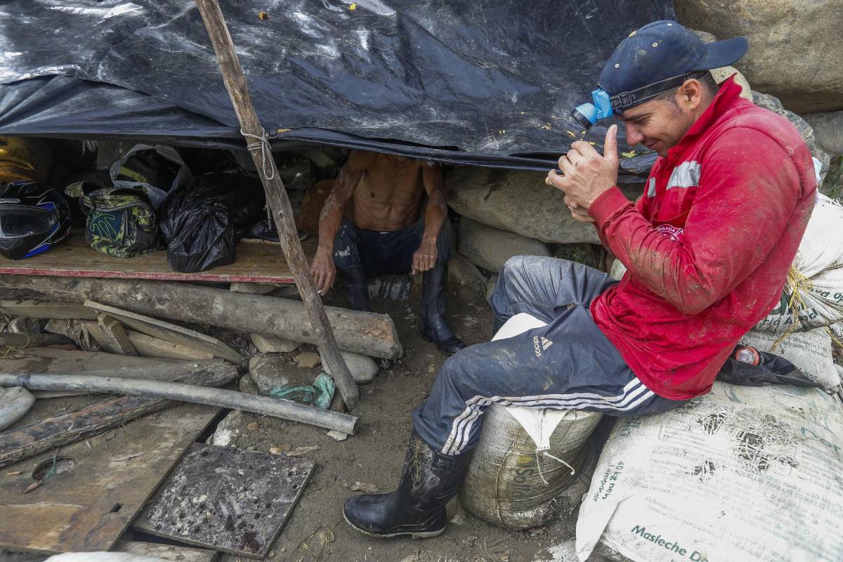 A orillas del río Medellín, en el municipio de Barbosa, algunas personas extraen de forma artesanal el mineral que les da el sustento para ellos y sus familias en esta época de crisis económica por el Covid - 19. Foto: Manuel Saldarriaga Quintero.