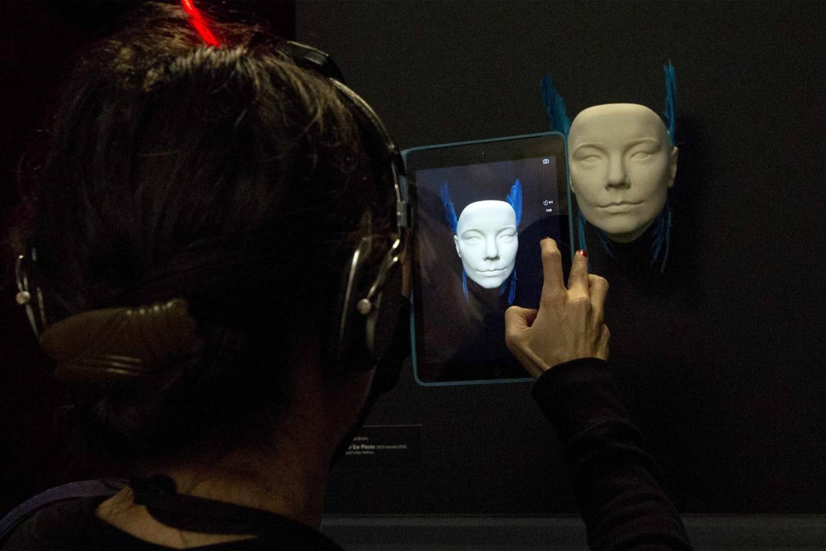 La retrospectiva, resultado de la colaboración entre Björk y el comisario, presenta una cronología de sonidos, vídeos, objetos, instrumentos, trajes e imágenes. FOTO Reuters