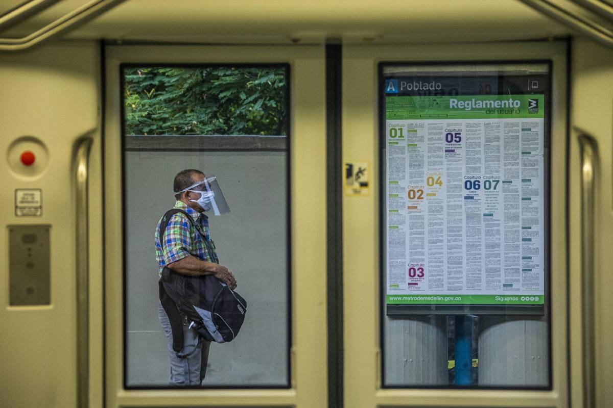 Cientos de personas se cruzan a diario en los vagones del Metro. Foto: Carlos Velásquez