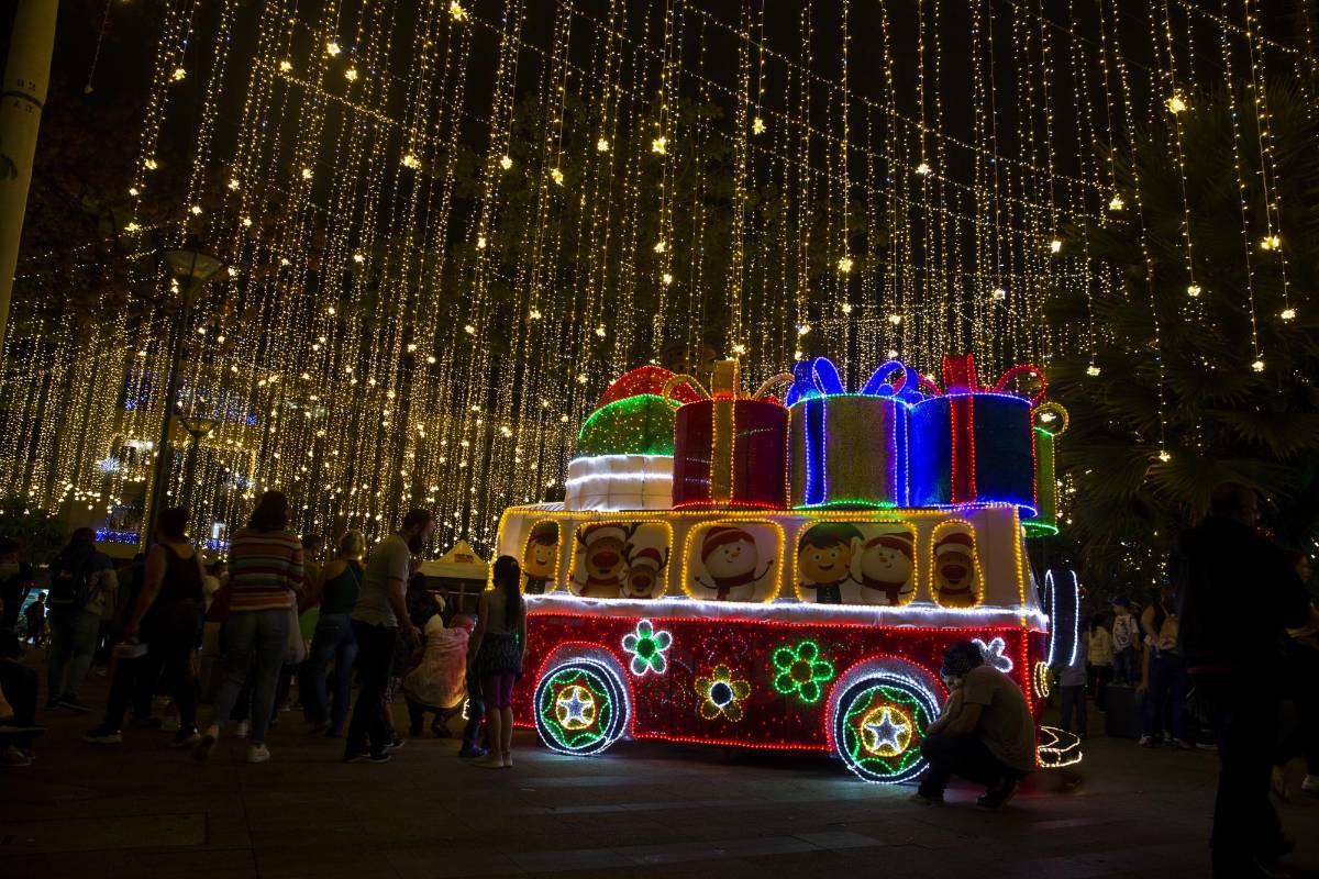 Envigado encendió hoy miércoles 18 de noviembre su alumbrado navideño, convirtiéndose en el primer municipio de Área Metropolitana en iluminar de colores sus calle y parques. Foto: Esteban Venegas.