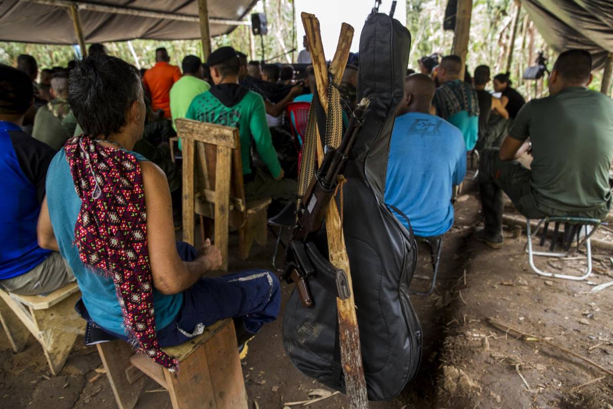Aunque el coro a capela no usa instrumentos, algunos de ellos también ensayan otras piezas musicales que implican usar instrumentos de cuerdas y de percusión. Foto: Esteban Vanegas