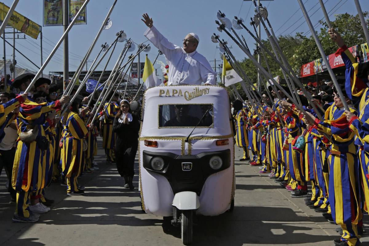 Uno de los disfraces colectivos que más gustó fue el del “Papa Quillero”, en el cual unos 60 integrantes vestidos a semejanza de la Guardia Suiza le hacían calle de honor a uno disfrazado de papa Francisco quien desde un vehículo, y seguido por una corte de monjas, daba bendiciones a diestra y siniestra. FOTO EFE