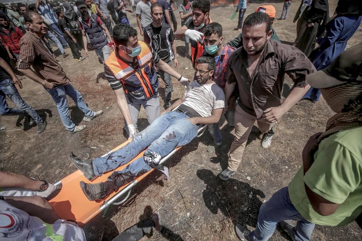 Luego del anuncio de Estados Unidos de abrir una embajada en Jerusalén, cientos de palestinos iniciaron protestas en la franja de Gaza, lo que llevó a una represión con armas letales del ejército israelí que ya deja más de 58 muertos y 2.700 heridos por las balas. Foto: EFE
