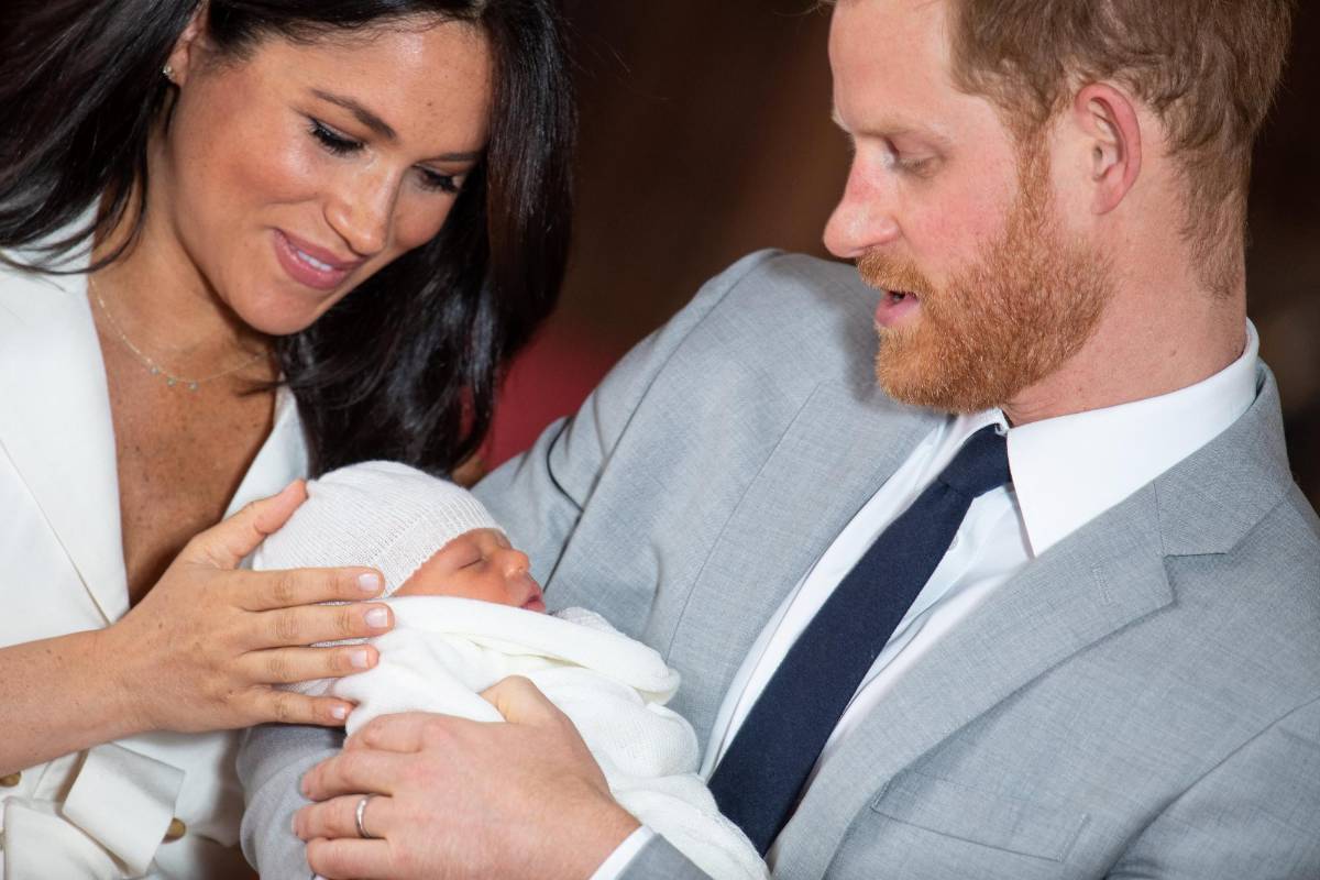 El príncipe Harry, duque de Sussex (R), de Gran Bretaña, y su esposa Meghan, duquesa de Sussex, posan para una foto con su hijo recién nacido en St George’s Hall en Windsor Castle en Windsor, al oeste de Londres, el 8 de mayo de 2019.Dominic Lipinski/ AFP