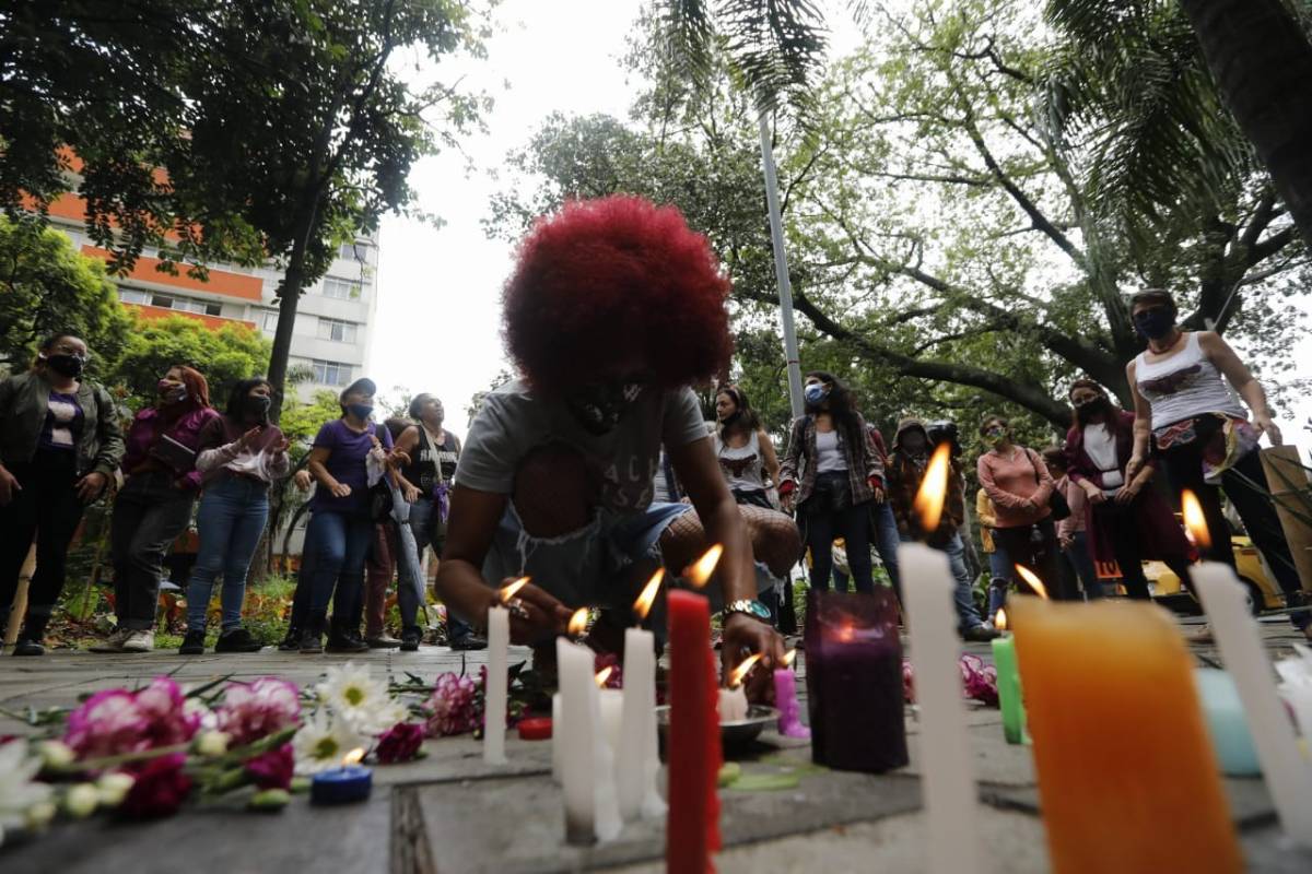 Varias personas rindieron un homenaje a la memoria de Daniela Quiñones y se manifestaron ante el caso de Luz Leidy Vanegas, quien ajusta seis meses desaparecida. FOTO CAMILO SUÁREZ