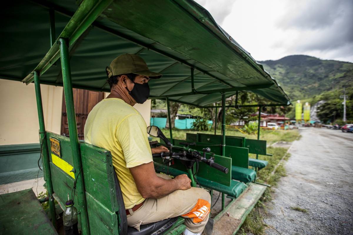 Desde hace 14 años Javier Antonio Muñoz recorría el túnel para ofrecer la experiencia de atravesar la montaña en su moto rodillo. FOTO: Carlos Velásquez