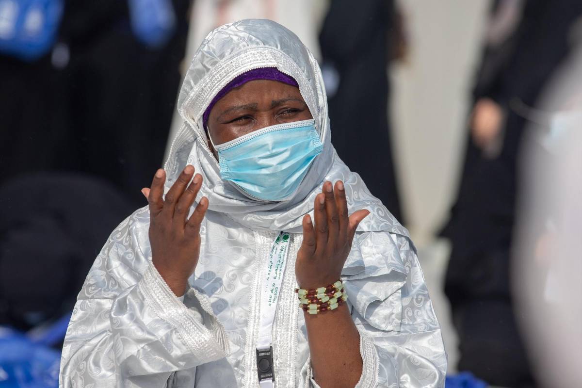 El rey Salman expresó el viernes, con motivo de la fiesta del Aid al Adha, sus mejores deseos a los musulmanes, subrayando que las autoridades sauditas habían “redoblado sus esfuerzos” para proteger a los fieles.