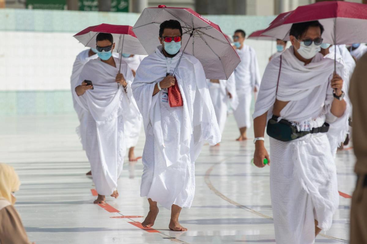 El momento culminante del hach, la ascensión del Monte Arafat, que se realizó el jueves a 20 km al este de La Meca, se abrevió debido al virus. Durante este ritual, los fieles piden la misericordia de Dios.