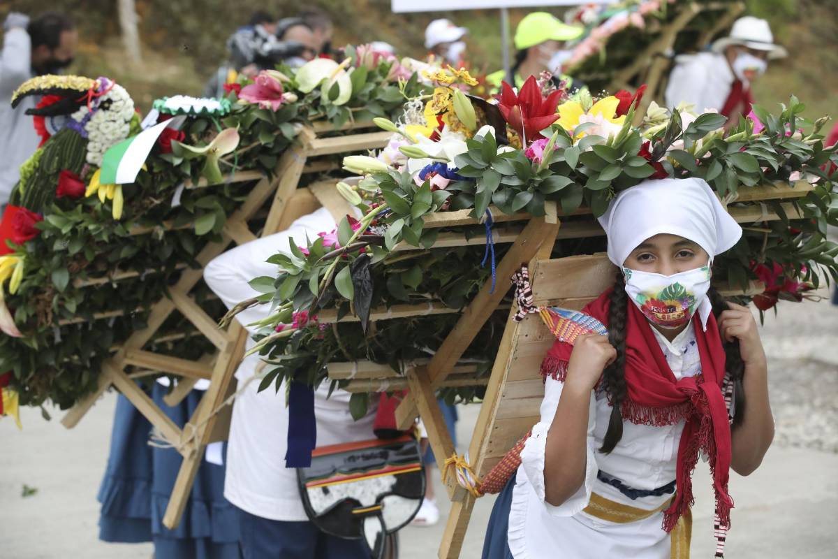 Silleteros, jurados y pocos invitados cumplieron con los protocolos de bioseguridad para evitar el contagio por el coronavirus. FOTO EDWIN BUSTAMANTE