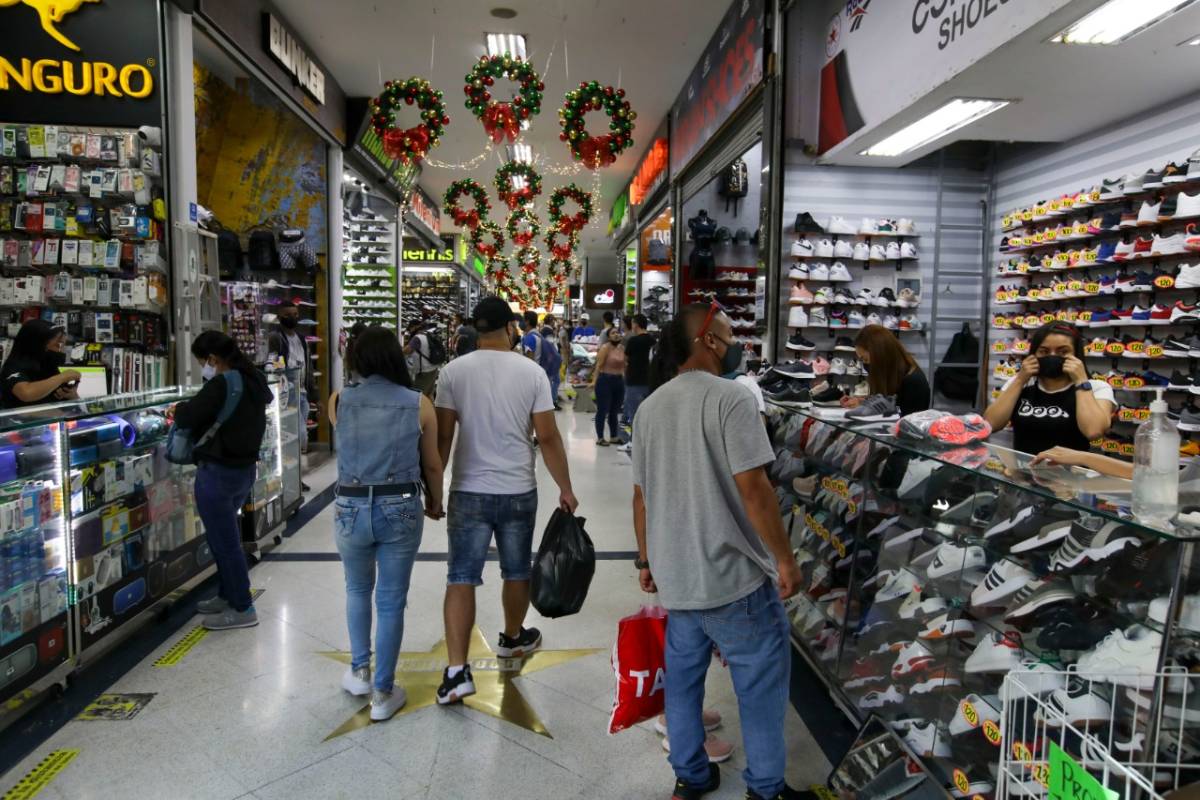 Tanto comerciantes como compradores registraron en la tercera jornada sin IVA un comportamiento extraordinario por encima de las expectativas que se tenia. Los comerciantes ofertaron descuentos adicionales de entre un 25 % y un 50 %. Foto: Edwin Bustamante.