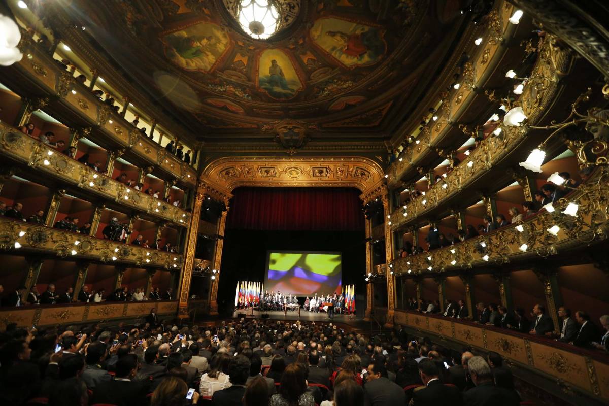 En un acto más austero que el de Cartagena, se firmó el nuevo acuerdo. FOTO AP