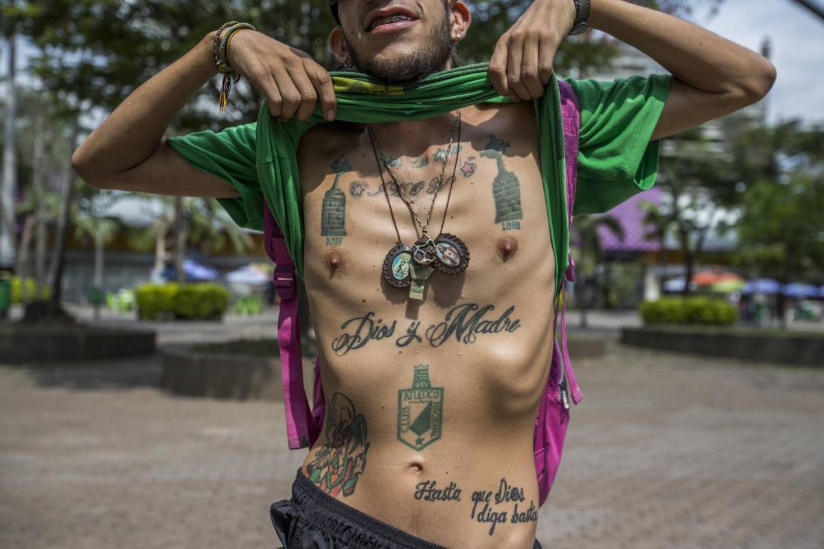 Las copas de la libertadores y el escudo clásico del Verde, acompañan al “Dios y madre” de Johan Aguirre. Foto: Santiago Mesa.