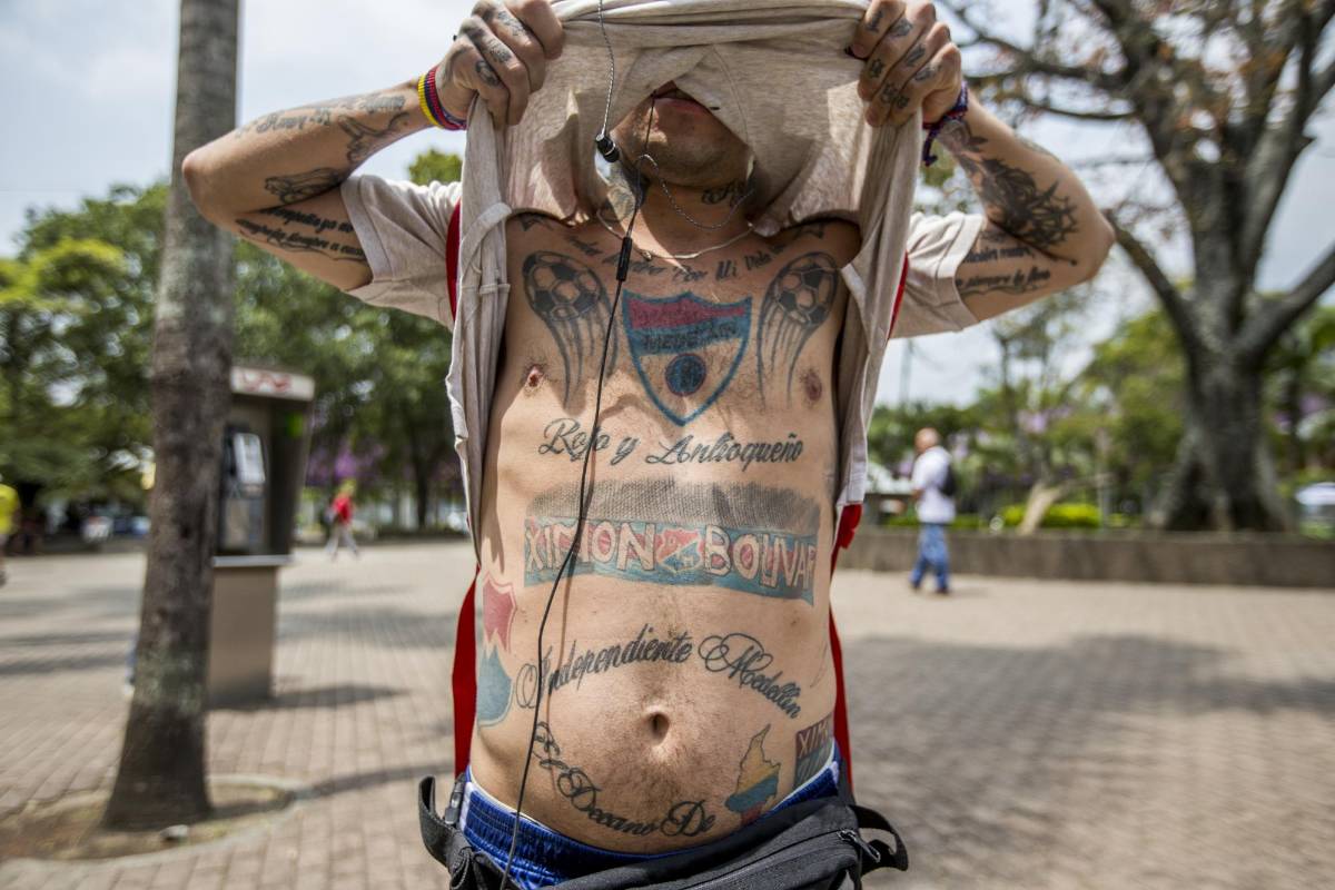 Cada rincón del torso de William Uribe es para el DIM, ese que lo hace “Rojo y antioqueño”. Foto: Santiago Mesa.
