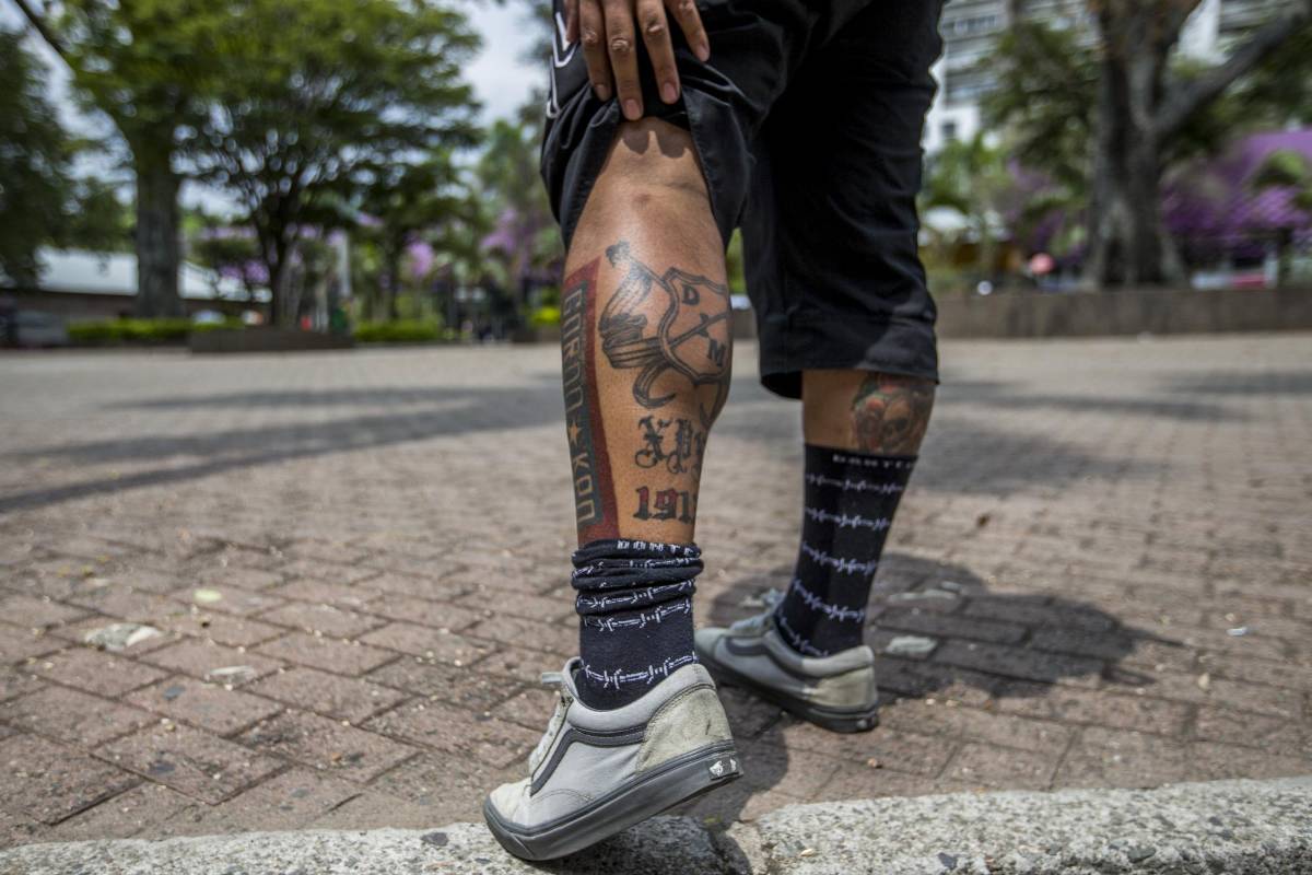 El azul y rojo impulsan los pasos de Juan Arenas, seguidor del DIM. Foto: Santiago Mesa.
