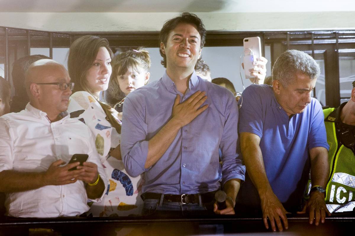 Alcalde electo de Medellín en su sede de campaña celebrando su victoria en las elecciones. Foto: Carlos Alberto Velásquez.