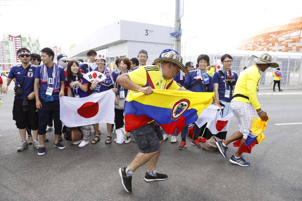 El Tricolor nacional se pasea por los alrededores del estadio Mordovia Arena en medio de la fiesta por el debut de Colombia en Rusia. FOTO EFE