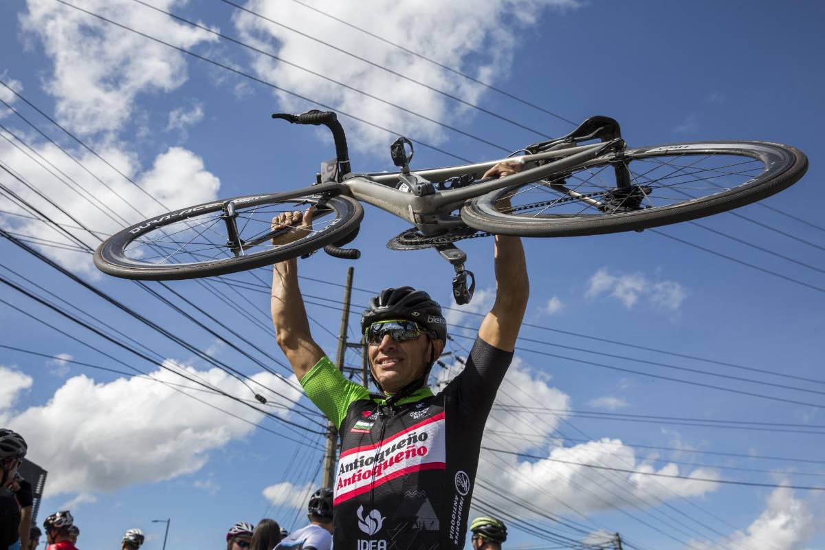 Stiber Ortiz fue el ganador de la categoría élite que recorrió 48 kilómetros entre los municipios de Guarne, Carmen de Viboral y La Ceja en el oriente de Antioquia. Foto: Esteban Vanegas