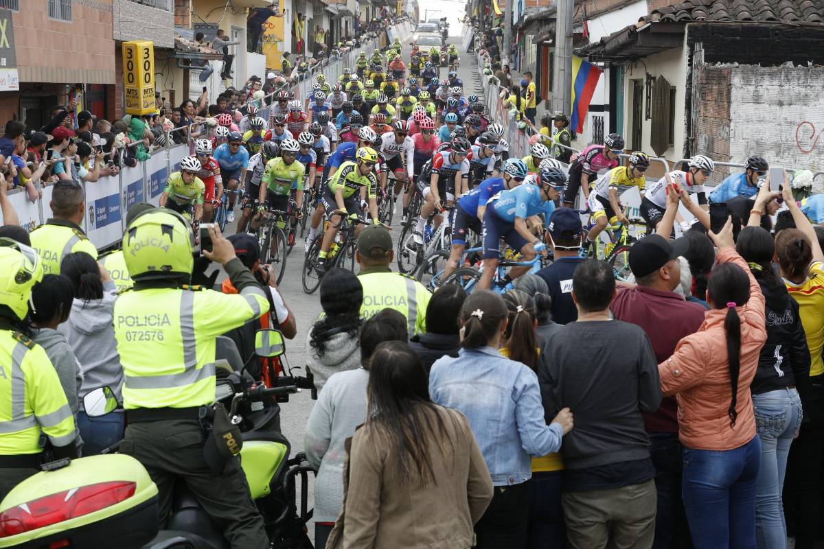 El francés Julián Alaphilippe, del Deceuninck-Quick-Step, ganó la etapa por delante de Daniel Martínez (EF-Education) e Iván Ramiro Sosa (Sky). FOTO MANUEL SALDARRIAGA 