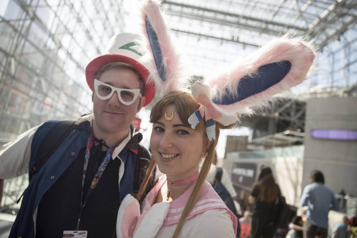 Personajes vestidos como Tuxedo Ash y Sylveon Moon. FOTO AP