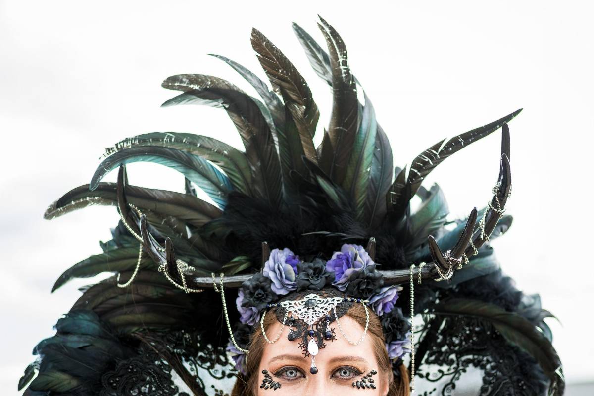Es un escenario para la moda de la subcultura y se ven disfraces extravagantes.