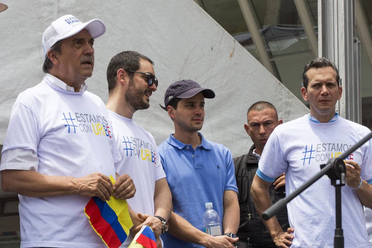 Entre los argumentos de quienes marcharon a favor del exmandatario está que necesita una justicia balanceada que le brinde garantías durante el proceso que se adelanta en su contra y que también involucra al senador del Polo Democrático, Iván Cepeda. FOTO EDWIN BUSTAMANTE