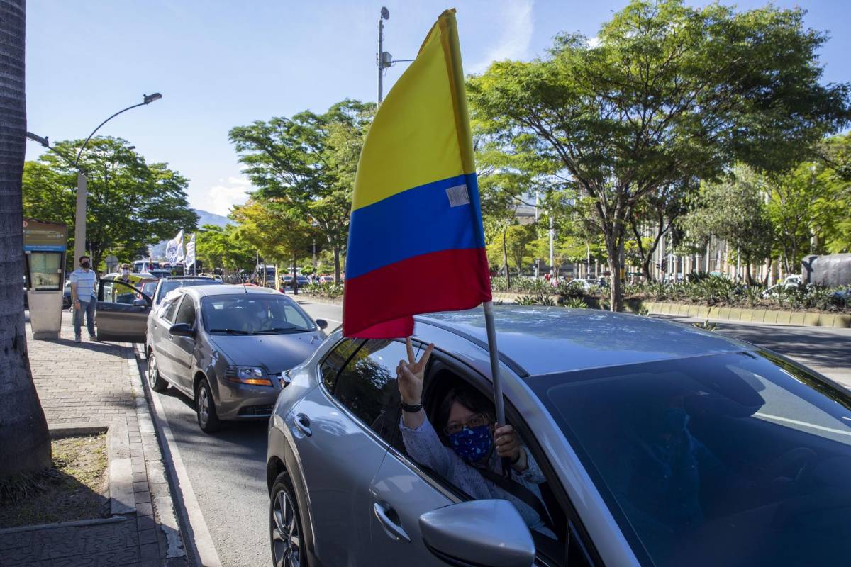 Varios ciudadanos celebraron la medida con una caravana de vehículos que rondó La Alpujarra en varias ocasiones y luego se dirigió hacia El Poblado. FOTO: Edwin Bustamante