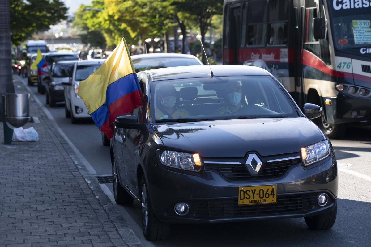 Varios ciudadanos celebraron la medida con una caravana de vehículos que rondó La Alpujarra en varias ocasiones y luego se dirigió hacia El Poblado. FOTO: Edwin Bustamante