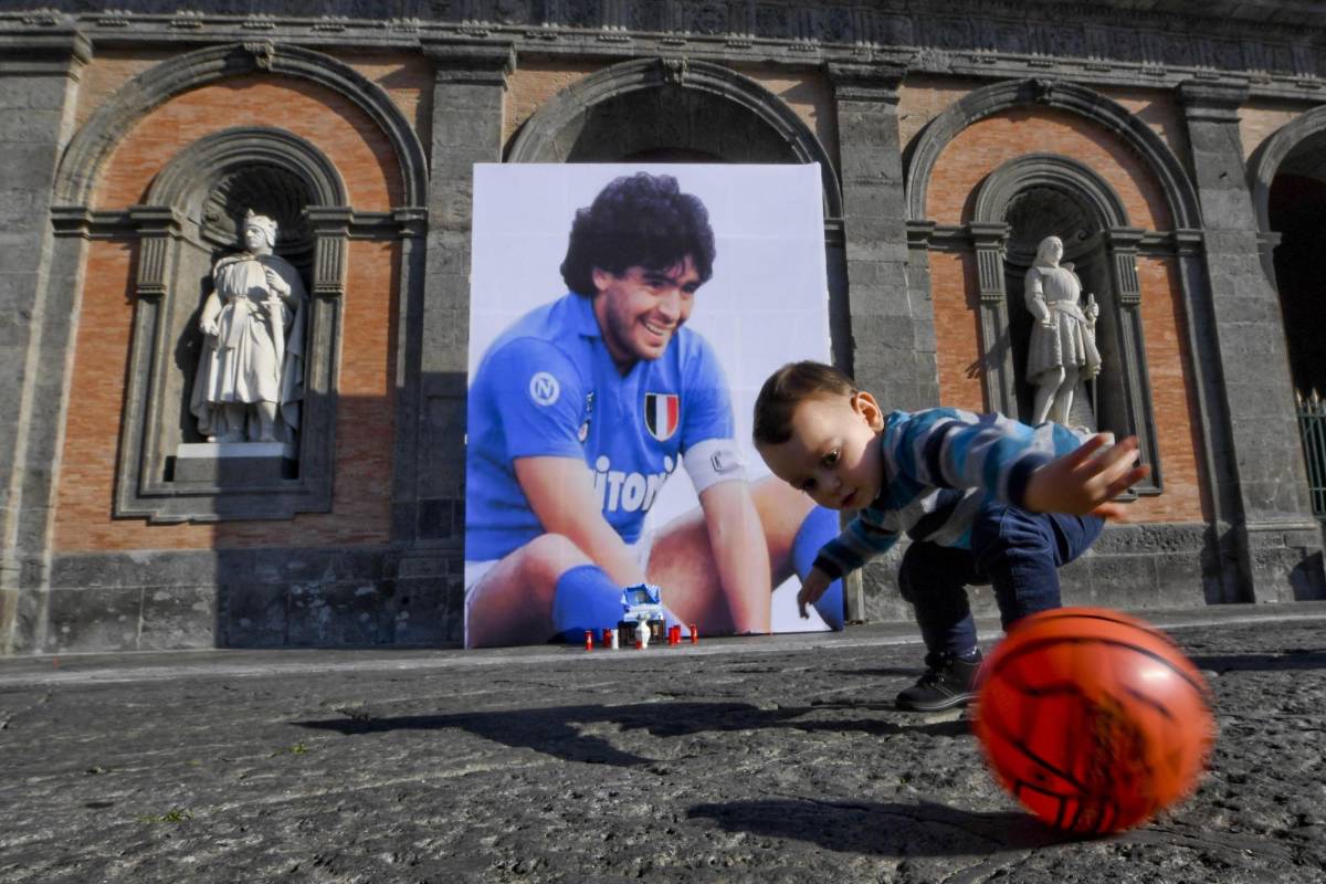 Fanáticos en el mundo le rindieron tributo a la leyenda del fútbol argentino Diego Armando Maradona enterrado en las afueras de Buenos Aires. El cortejo fúnebre recorrió unos 40 km desde la Casa Rosada, sede del Ejecutivo, donde se realizó la velación. Foto: EFE