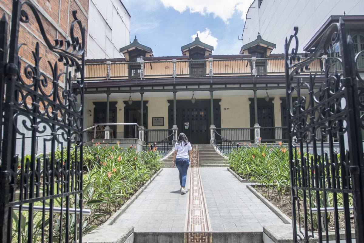 La Casa Barrientos es patrimonio arquitectónico de Medellín. Se conoce también como Casa de Lectura Infantil. Presta servicios de ludoteca, biblioteca general y bebeteca. La dirige Comfenalco. Dirección: Cl 51 N° 45-57, en la Avenida La Playa. Teléfono: 575 22 50. Foto Mario Valencia